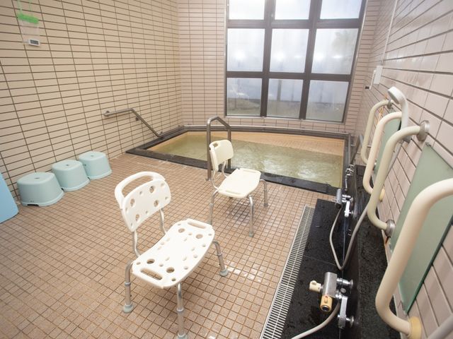 バリアフリーの浴室 浴室 手すりや椅子が配された浴室です。快適な入浴をサポートする設備が整っております。