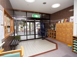 エントランスの明るい空間