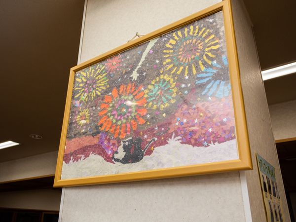 壁掛けの色鮮やかな絵