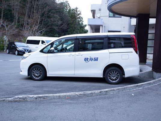 白い福祉用車両