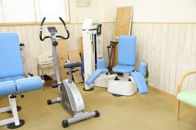 運動器具が並ぶ訓練室