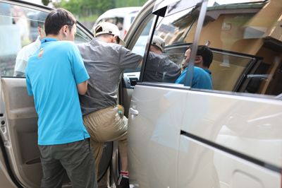 車に乗る支援の様子