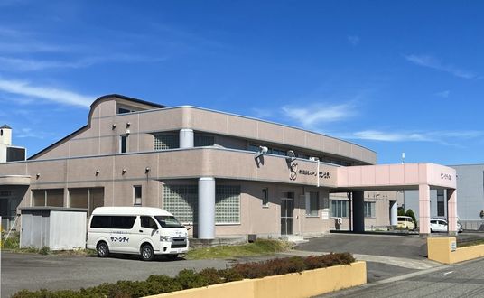 落ち着いた外観の建物