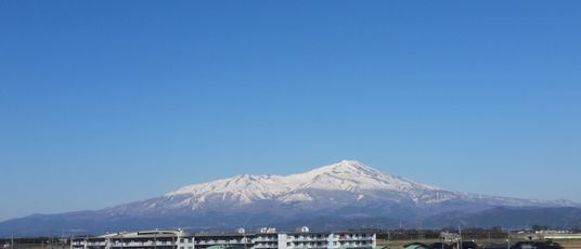 山と建物の風景