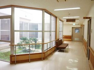 手すりのある廊下
