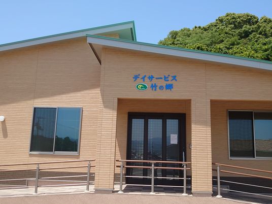 日差し明るい出入口の外観  