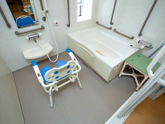 バリアフリー設計の浴室