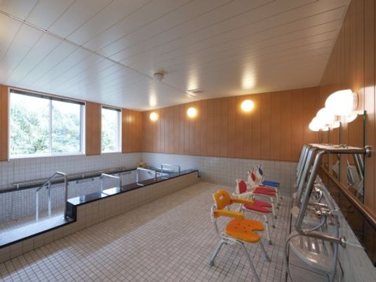 明るい広々とした浴室