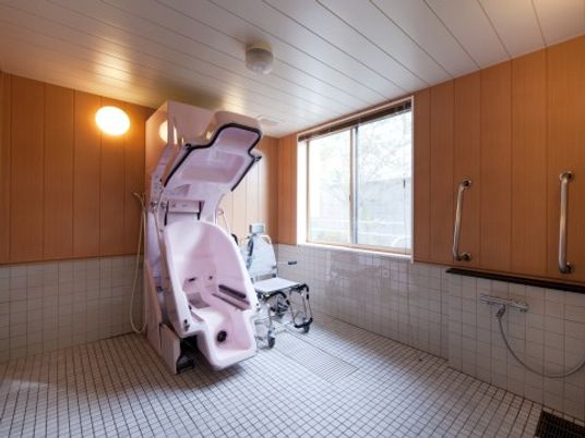 バリアフリーの明るい浴室