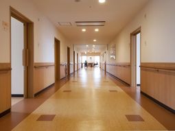 廊下の奥に人影