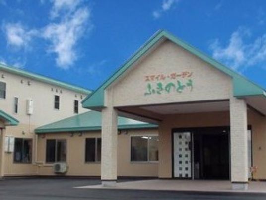 明るい外観の入口  
