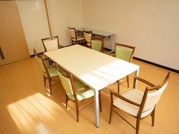明るい食堂のテーブルと椅子