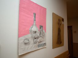 壁に掛けられたアート作品
