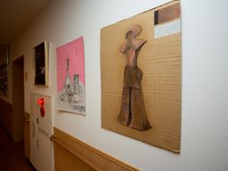 アート作品の飾られた廊下