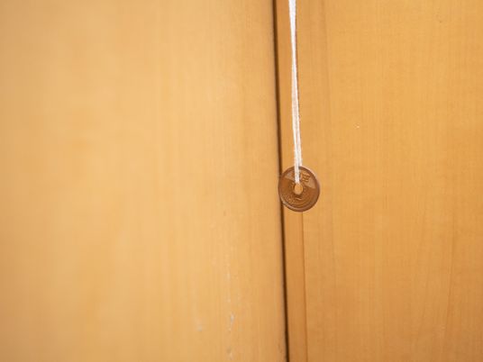 木目調の引き戸と取手