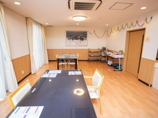 多目的スペースの明るい様子