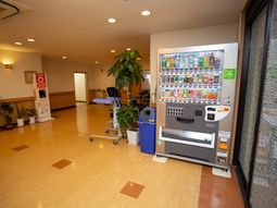 廊下に自動販売機設置