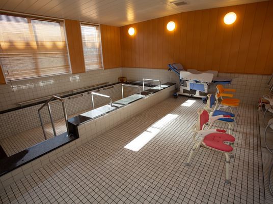 浴室設備と車椅子