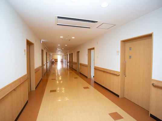 明るい廊下の光景