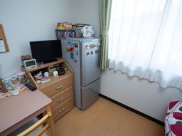 居室の一角と日差し