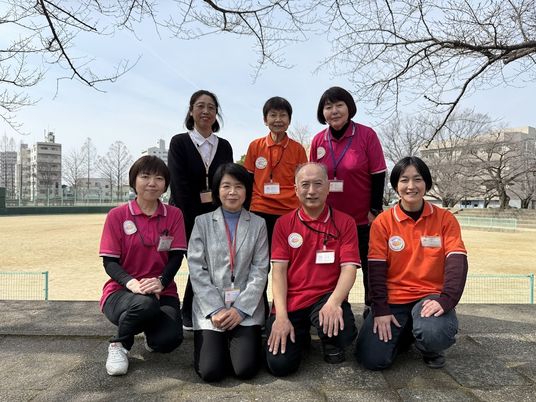 屋外で並ぶ職員たちの様子  