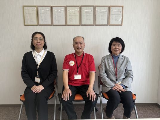職員3人が並ぶ休憩室  