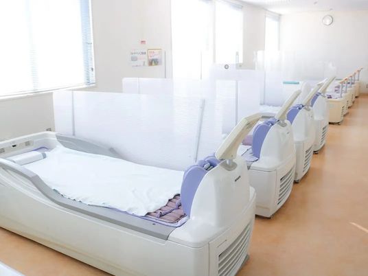 明るい訓練室のベッド  