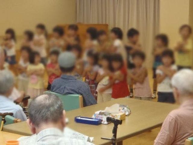 楽しげな交流の様子 多目的室 多世代が集まり、和やかに交流するスペースです。アクティビティの様子が伺えます。