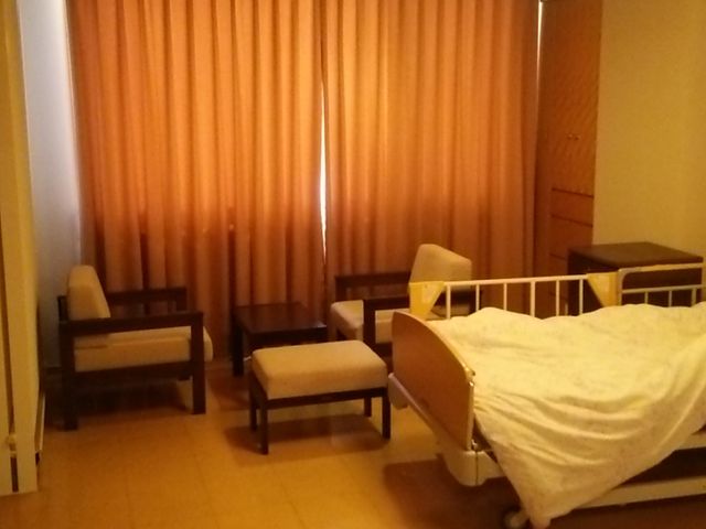 居心地の良い居室 居室 ゆっくりと過ごせる暖かみのある空間です。ベッドと椅子が整えられ、快適な日々を支えます。