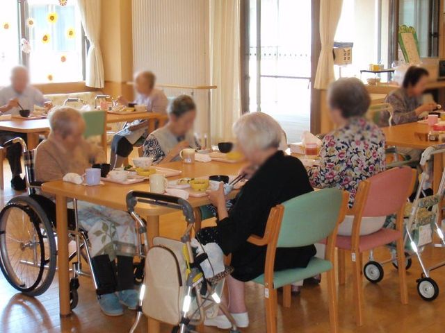 明るい食堂 食堂 自然光が差し込む食堂では、皆さんが食事を楽しむことができます。スタッフもサポートに入っています。