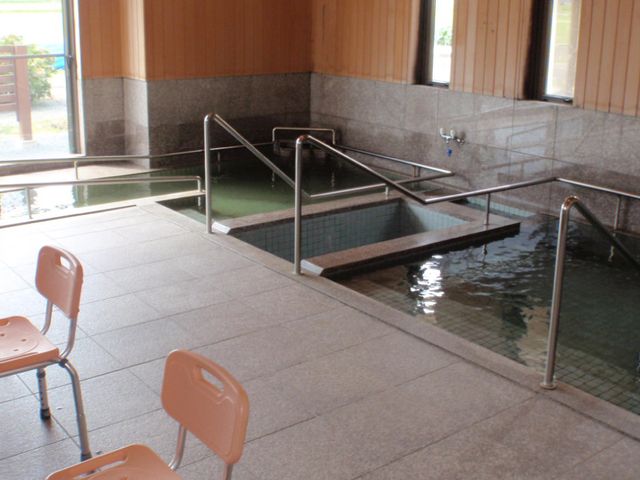バリアフリー設計の浴室 浴室 手すり付きで安全に配慮されたバリアフリーの浴室です。温かい湯船が日々の疲れを癒します。