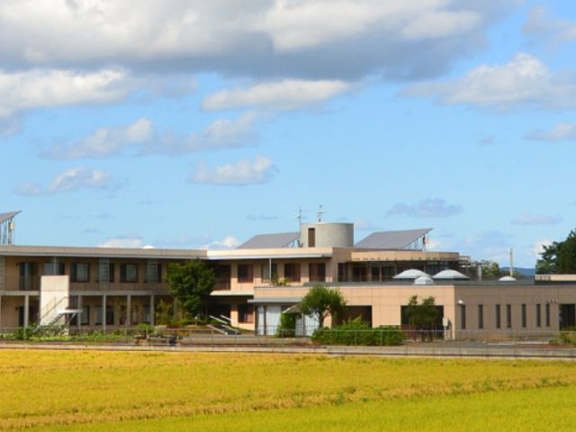広々とした施設の外観 外観 ゆったりとした敷地に建つ、明るい印象の外観です。四季を感じる自然に囲まれ、穏やかな日々を過ごせそうです。