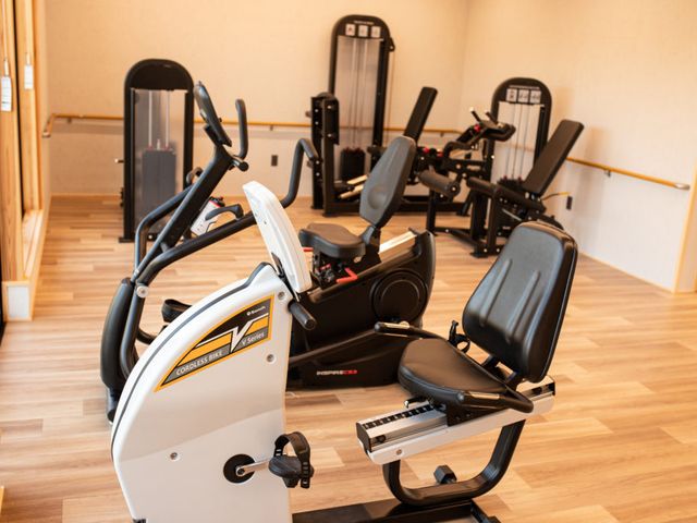 運動器具のある部屋 機能訓練室 自然光がたっぷり入る明るい空間で、リハビリや運動を快適に行えます。