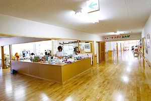 明るい長い廊下