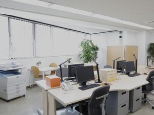 明るい事務スペース  
