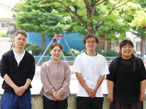 4人が並ぶ中庭  