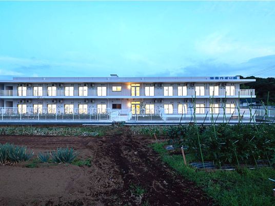 明るい二階建ての外観  