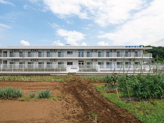 建物前の畑がある外観  