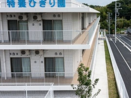 外観の建物と道路  