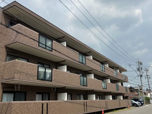 落ち着いた外観の建物