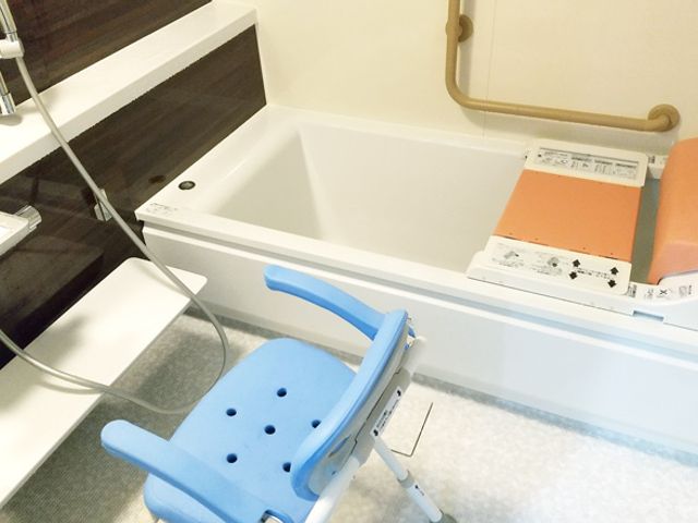 設備が整った浴室 浴室 ゆったりと入浴できる広さがある清潔な環境です。使いやすい手すりも付いています。