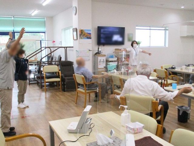 ゆったりした共有空間 ラウンジ 自然光がたくさん入るラウンジでは、スタッフと利用者が一緒に体操を楽しんでいます。