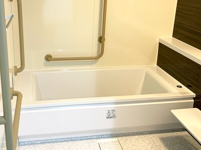 使いやすい浴室 浴室 手すりが充実した安心設計の浴槽です。安全にご利用いただけます。