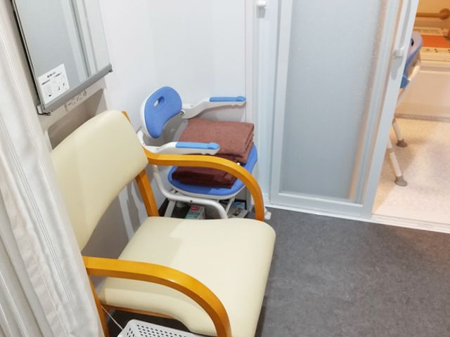 椅子とバスチェアの浴室 浴室 安全に配慮された使いやすい浴室です。バスチェアが用意され、快適にサポートされます。