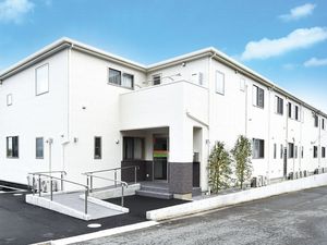 白い建物の外観  