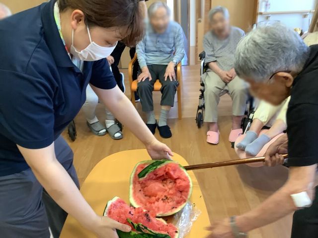 笑顔の共有スペース ラウンジ 入居者同士が和やかに集うスペースで、交流の場として充実しています。