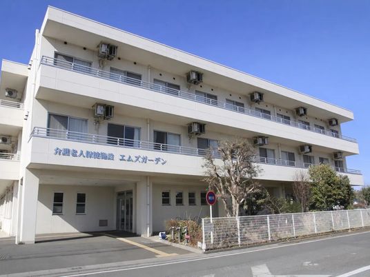 明るい外観の建物  