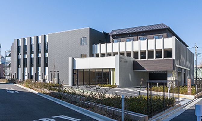 広い建物のエントランス