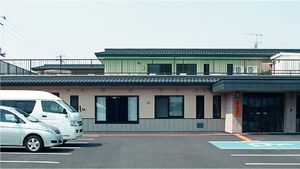 広い駐車場の外観