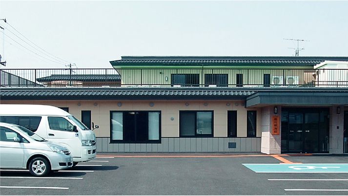 広い駐車場の外観